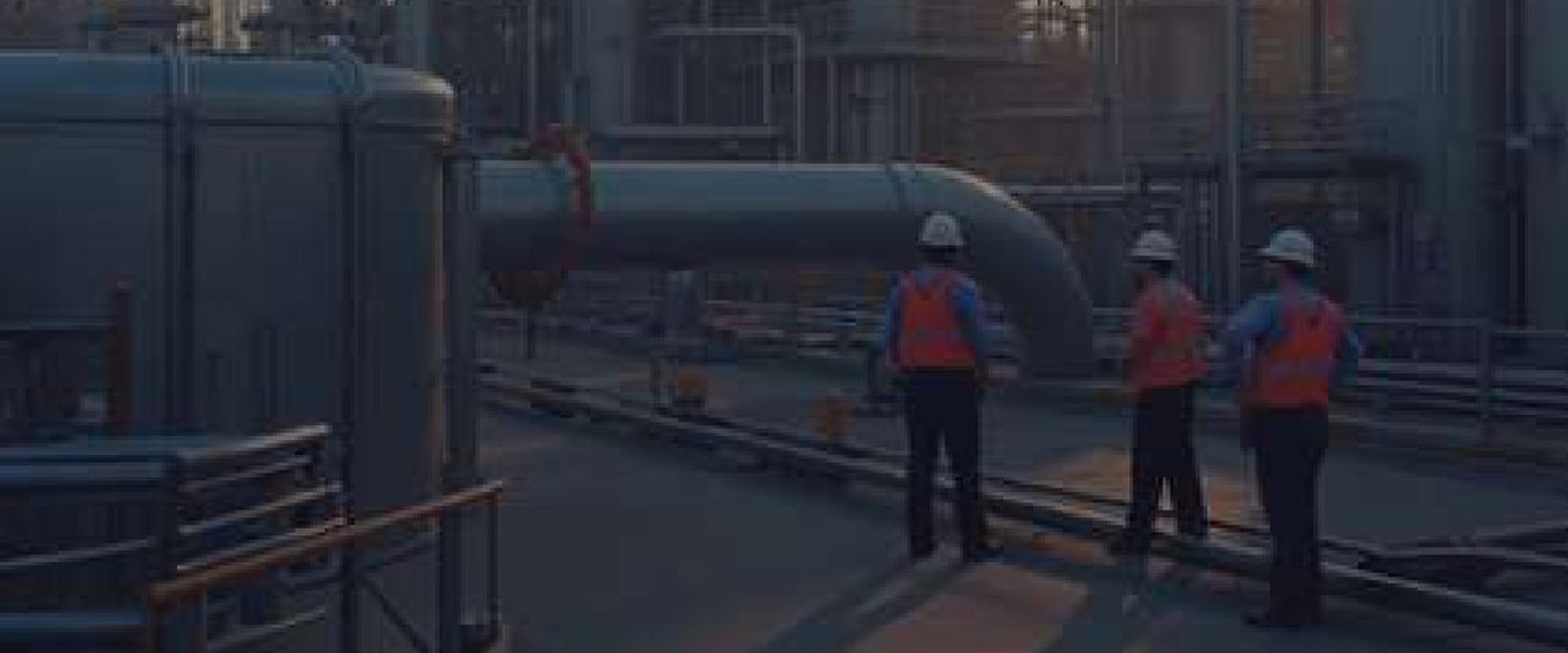 Chemieanlage mit Kolonnen und Rohrbrücken