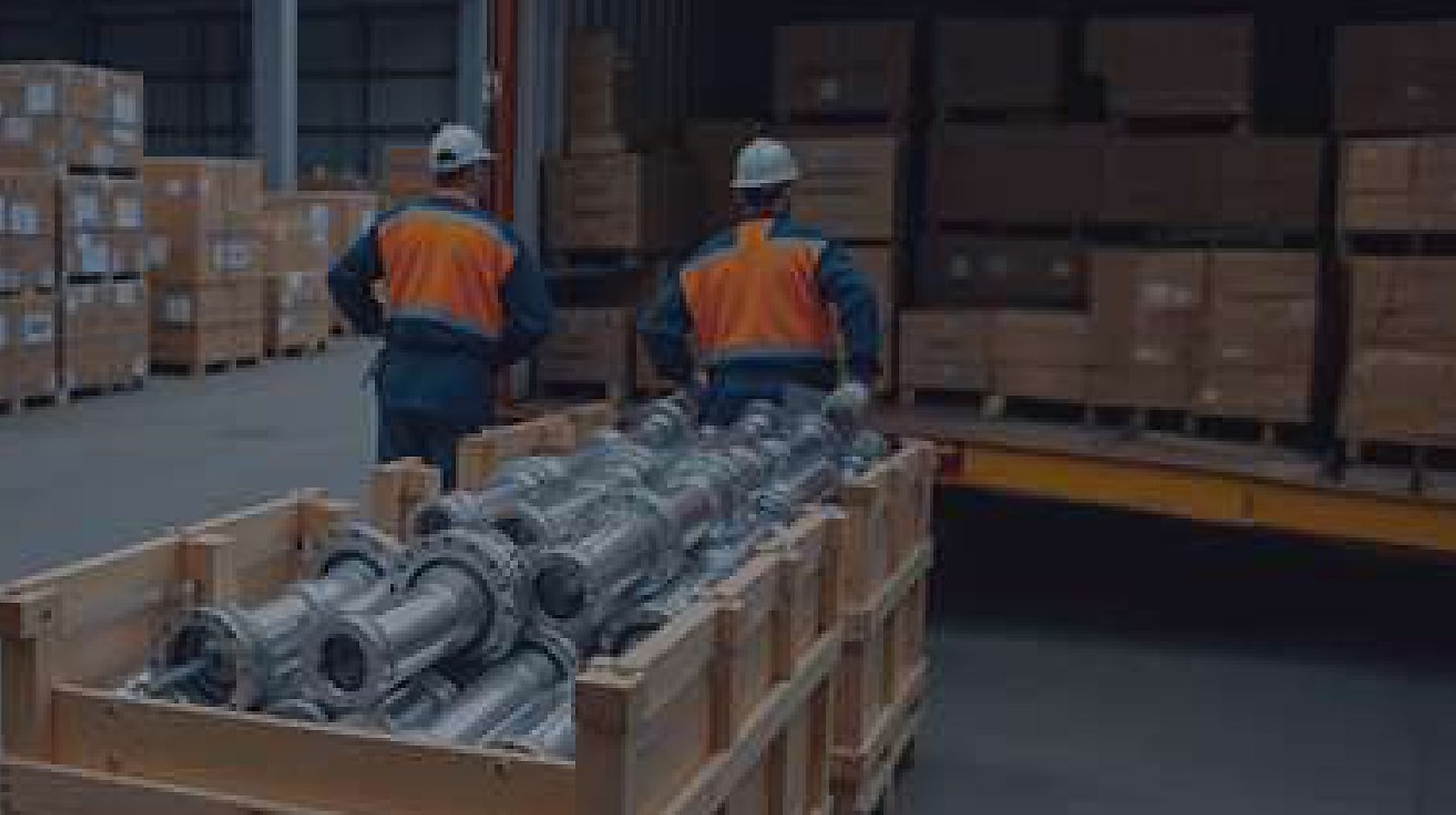 Verpackte Bauteile im Versandbereich